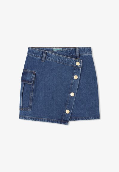 Jupe en jean bleu foncé, avec un design enveloppant, une poche latérale et cinq boutons crème sur le devant pour la fermeture.