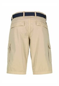 Beige cargo shorts met een marineblauwe riem, voorzien van twee grote zijzakken, twee achterzakken en elastische hemden voor comfort.
