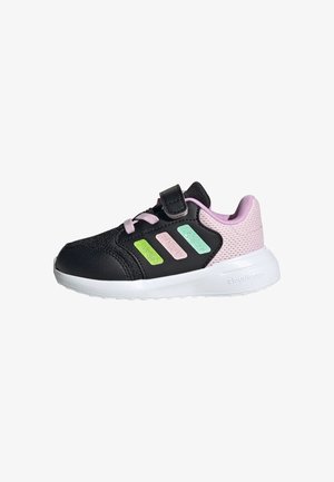 Chaussure de sport noire avec des accents en mesh rose et trois bandes en vert, rose et bleu-vert. Fermeture à scratch et semelle blanche avec grip texturé.