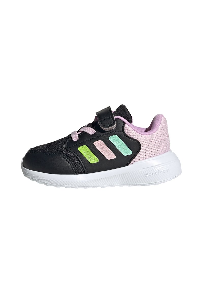 Chaussure de sport noire avec des accents en mesh rose et trois bandes en vert, rose et bleu-vert. Fermeture à scratch et semelle blanche avec grip texturé.