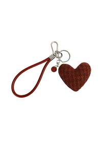 Llavero de cuero rojo con un accesorio de tweed marrón en forma de corazón, que cuenta con un cierre de plata, anillo para llaves y un pequeño detalle de charm redondo.