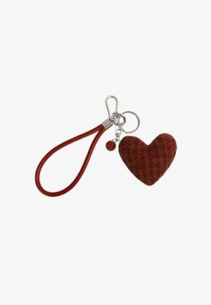 Llavero de cuero rojo con un accesorio de tweed marrón en forma de corazón, que cuenta con un cierre de plata, anillo para llaves y un pequeño detalle de charm redondo.