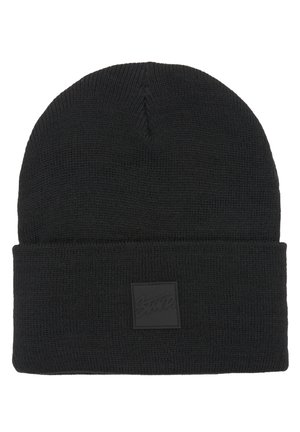Un bonnet en tricot noir avec un revers replié. Présente une finition texturée et une patch logo carré noir à l'avant.