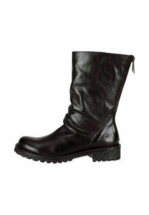 Stivale alla caviglia in pelle nera con un design morbido, suola in gomma testurizzata e zip laterale. Presenta una punta rotonda e un dettaglio con logo in rilievo sul tallone.
