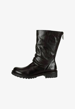 Stivale alla caviglia in pelle nera con un design morbido, suola in gomma testurizzata e zip laterale. Presenta una punta rotonda e un dettaglio con logo in rilievo sul tallone.