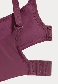 Burgundská sportovní podprsenka s hladkou matnou texturou, širokými ramínky, nastavitelnými háčky a bezešvým provedením pro pohodlí a podporu.
