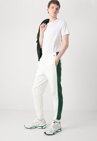 Lacoste Treniņtērpa apakšdaļas - flour/green