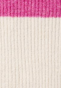 Gebreide stof met een horizontaal patroon; het bovenste deel is felroze en het onderste deel is gebroken wit. Gestructureerd, geribd oppervlak.