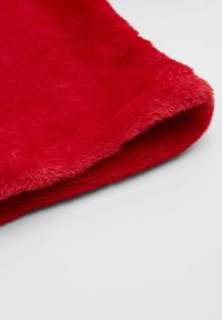 Rote Fleece-Decke mit einer weichen, strukturierten Oberfläche und einem umgeschlagenen Rand, zeigt eine satte, lebendige Farbe und gleichmäßige Nähte entlang des Saums.