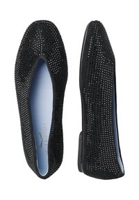 Scarpe flat nere con superficie testurizzata ricoperta di piccoli dettagli lucidi. Rivestimento interno blu liscio, forma minimalista e senza parti metalliche visibili.