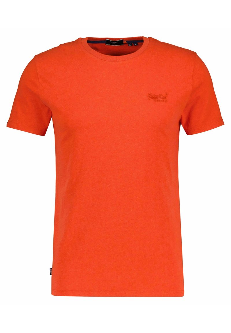 Tričko s krátkým rukávem a kulatým výstřihem vyrobené z oranžové bavlny; obsahuje malé vyšívané logo na hrudi. Čistý design, bez vzorů.