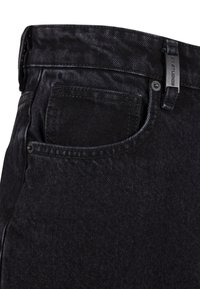 Jeans din denim negru au o formă structurată, cinci buzunare, un nit metalic și o textură consistentă cu țesătura clasică de denim.