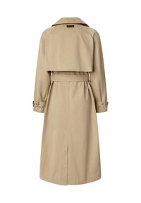 Beige trenchcoat med dubbelknäppning, bälte och axelflappar. Tillverkad av strukturerad tyg med knappade ärmslut och en central slits bak.