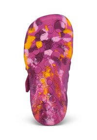 Suola di sandalo rosa e gialla con motivi a bolle testurizzate e disegni floreali, realizzata in materiale flessibile simile alla gomma.