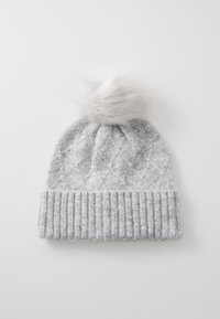 Beanie lavorato a maglia di colore grigio chiaro con orlo a coste, caratterizzato da un motivo testurizzato e un pompon in pelliccia sintetica sulla parte superiore. Decorato con piccole perline.
