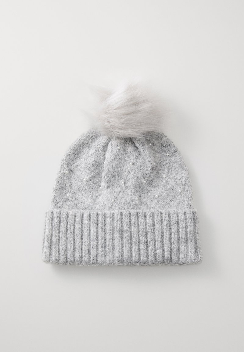 Beanie lavorato a maglia di colore grigio chiaro con orlo a coste, caratterizzato da un motivo testurizzato e un pompon in pelliccia sintetica sulla parte superiore. Decorato con piccole perline.