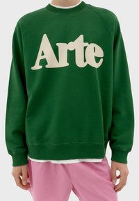Felpa verde con un grande logo color crema "Arte" sulla parte anteriore, maniche raglan e polsini e orlo a costine.