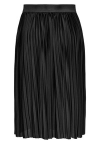 Gonna nera plissettata realizzata in materiale leggero, con una vita piatta e pieghe verticali lungo tutta la lunghezza per aggiungere texture.