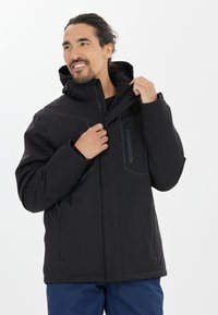 Svart isolerad jacka med huva, utrustad med dragkedjefickor och en framtida dragkedja, designad för värme och väderskydd.