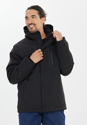 Schwarze isolierte Jacke mit Kapuze, ausgestattet mit Reißverschlusstaschen und einem Frontreißverschluss, entworfen für Wärme und Wetterschutz.
