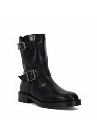 Bottine en cuir noir avec deux boucles en métal argenté, bout rond, petit talon carré et une finition texturée sur la surface.