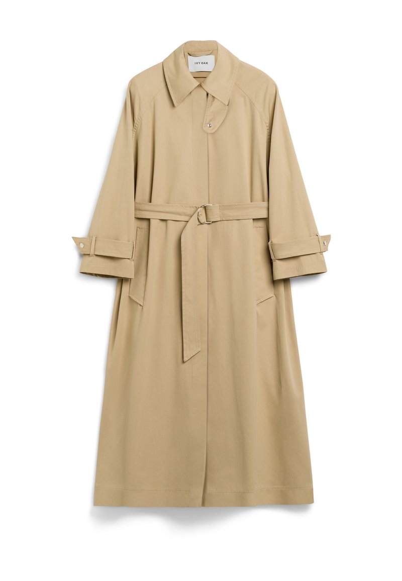 Gabardina beige hecha de tejido suave, con cinturón en la cintura, cuello de solapa y grandes bolsillos laterales. Puños enrollados con cierres a presión.