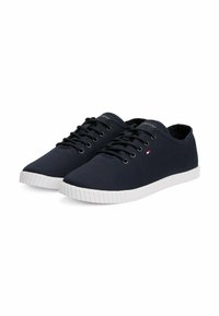 Sneakers in tela navy con suole in gomma bianca, dotate di occhielli in metallo e lacci, punta arrotondata e piccolo logo laterale.