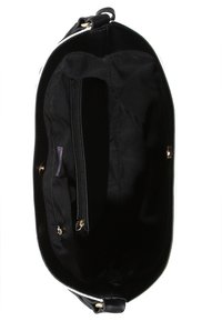 Intérieur d'un sac à main noir avec une pochette centrale zippée, des compartiments ouverts et des ferrures dorées sur les côtés.