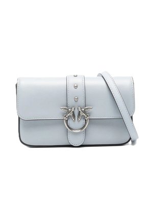 Borsa a tracolla in pelle azzurro chiaro con chiusura a pattina, fermaglio argento a forma di uccello e tracolla regolabile su sfondo bianco.