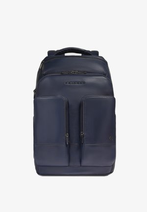 Zaino in pelle blu navy con due tasche frontali con cerniera, schienale imbottito, manico superiore e spallacci regolabili. Texture liscia con accenti sottili.