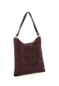 Borsa a spalla in tessuto bordeaux con design floreale in rilievo, tracolla in pelle marrone e hardware color oro. Forma quadrata con una texture morbida.