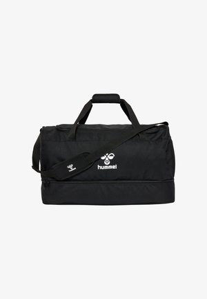 Czarna sportowa torba typu duffel marki Hummel z regulowanym paskiem na ramię, górnymi uchwytami oraz osobną zamykaną na zamek kieszenią na dole.