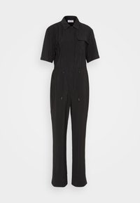 Combinaison noire en tissu léger, avec des manches courtes, un col, une fermeture éclair à l'avant et une taille élastique avec des détails d'ajustement.