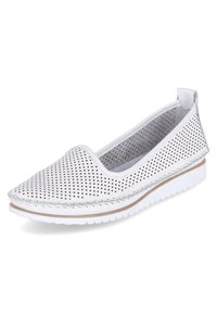 Scarpa slip-on bianca perforata con punta rotonda, suola in gomma e cuciture decorative lungo il bordo. Design leggero e traspirante.