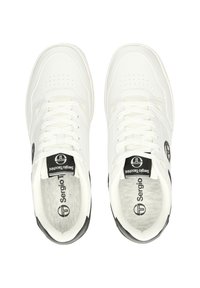 Sneakers bianchi con tomaia in pelle liscia, punta rotonda, lacci piatti e un accento nero sul tallone. Presenta etichette con logo sulla linguetta e sul lato.