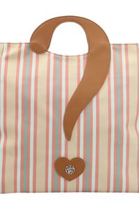 Borsetta a strisce in beige, rosa e blu, con manico in pelle marrone e un design a forma di punto interrogativo. Accent a forma di cuore con logo.