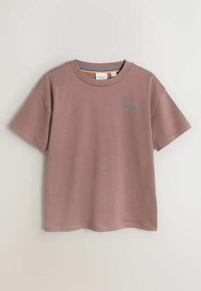 T-shirt en coton rose poussiéreux avec un col rond, des manches courtes et un logo bleu brodé sur le côté gauche de la poitrine. Texture plate et lisse.
