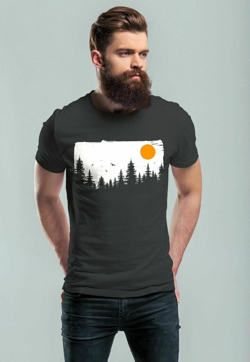 Schwarzes T-Shirt mit einem weißen und orangefarbenen Grafikdesign von Bäumen und einer Sonne vor einem hellen Hintergrund. Aus weichem Baumwollmaterial mit kurzen Ärmeln.