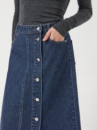 Denimskjørt med høy midje, frontknapping med metallknapper, sidelomme og dyp blå farge med lett tekstur.