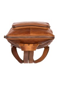 Zaino in pelle marrone con doppia cerniera, design piatto e spallacci regolabili. Caratterizzato da una superficie testurizzata e una maniglia superiore per un facile trasporto.