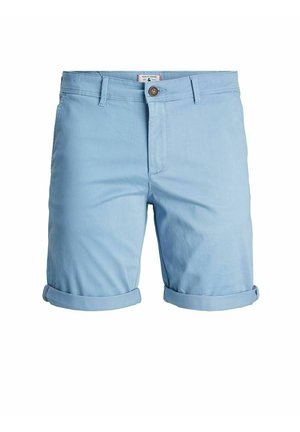Himmelblaue Herren-Chino-Shorts mit umgeschlagenen Säumen, Gürtelschlaufen, einem Knopfverschluss und Vordertaschen, auf einem weißen Hintergrund präsentiert.