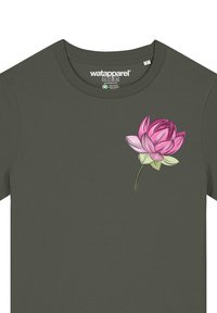 Dunkelgrünes T-Shirt mit kurzen Ärmeln, mit einem Design einer pinkfarbenen Lotusblume im linken Brustbereich. Weiches Baumwollmaterial mit Rundhalsausschnitt.