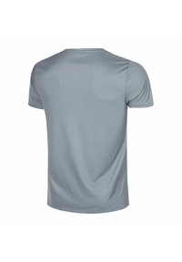 Camiseta de manga corta de color gris claro, hecha de una tela suave y elástica; presenta un clásico cuello redondo y un corte relajado.