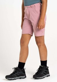 Rosa Outdoor-Shorts mit glatter Textur, Fronttaschen und dezentem Branding, kombiniert mit schwarzen Wanderstiefeln und schwarzen Socken.