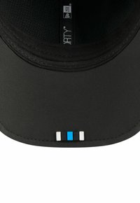 Schwarze Kappe mit gebogenem Schirm, ausgestattet mit einem strukturierten Innenfutter. Akzente bilden drei horizontale Streifen in Blau, Weiß und Schwarz.