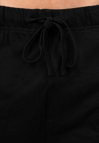 Zwarte trainingsshorts met een zachte, rekbare stof, met een geraffineerde tailleband en twee zijnaadjes voor een comfortabele pasvorm.