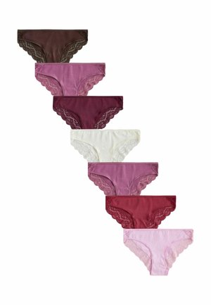 Sieben Damen-Bikini-Unterhosen mit Spitzenbesatz in verschiedenen Brauntönen, Pink, Rot und Weiß, diagonal auf weißem Hintergrund angeordnet.