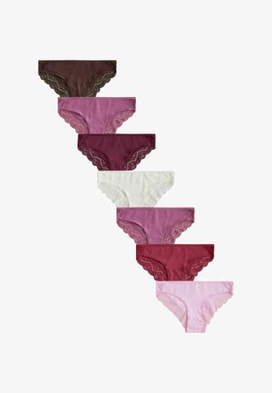 Sieben Damen-Bikini-Unterhosen mit Spitzenbesatz in verschiedenen Brauntönen, Pink, Rot und Weiß, diagonal auf weißem Hintergrund angeordnet.