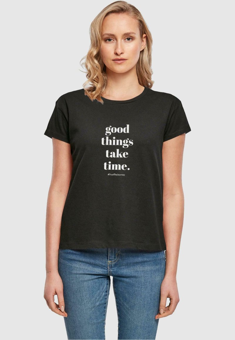 Merchcode GOOD THINGS TAKE TIME BOX - Marškinėliai su spaudiniu - black