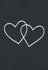 Tissu noir représentant deux cœurs blancs brodés qui se chevauchent, avec un contour texturé.